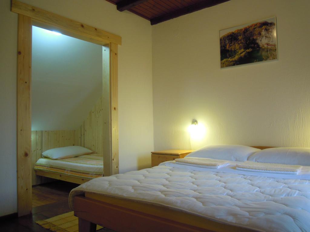 Wooden House Nela Near Plitvice Lakes Smoljanac Cameră foto